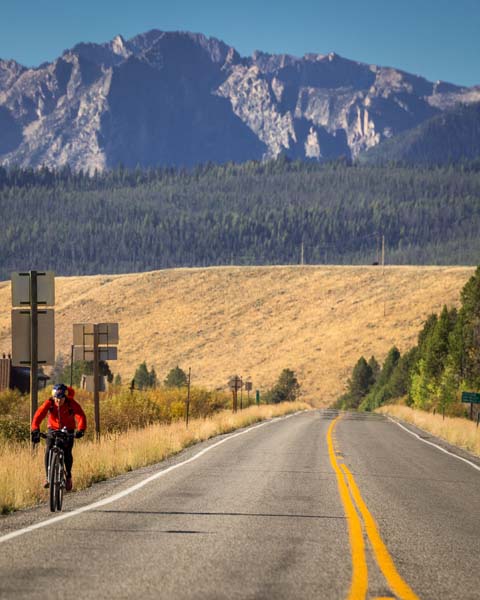 2015-rebecca-rusch-rides-into-stanley-under-the-sawtooth-range